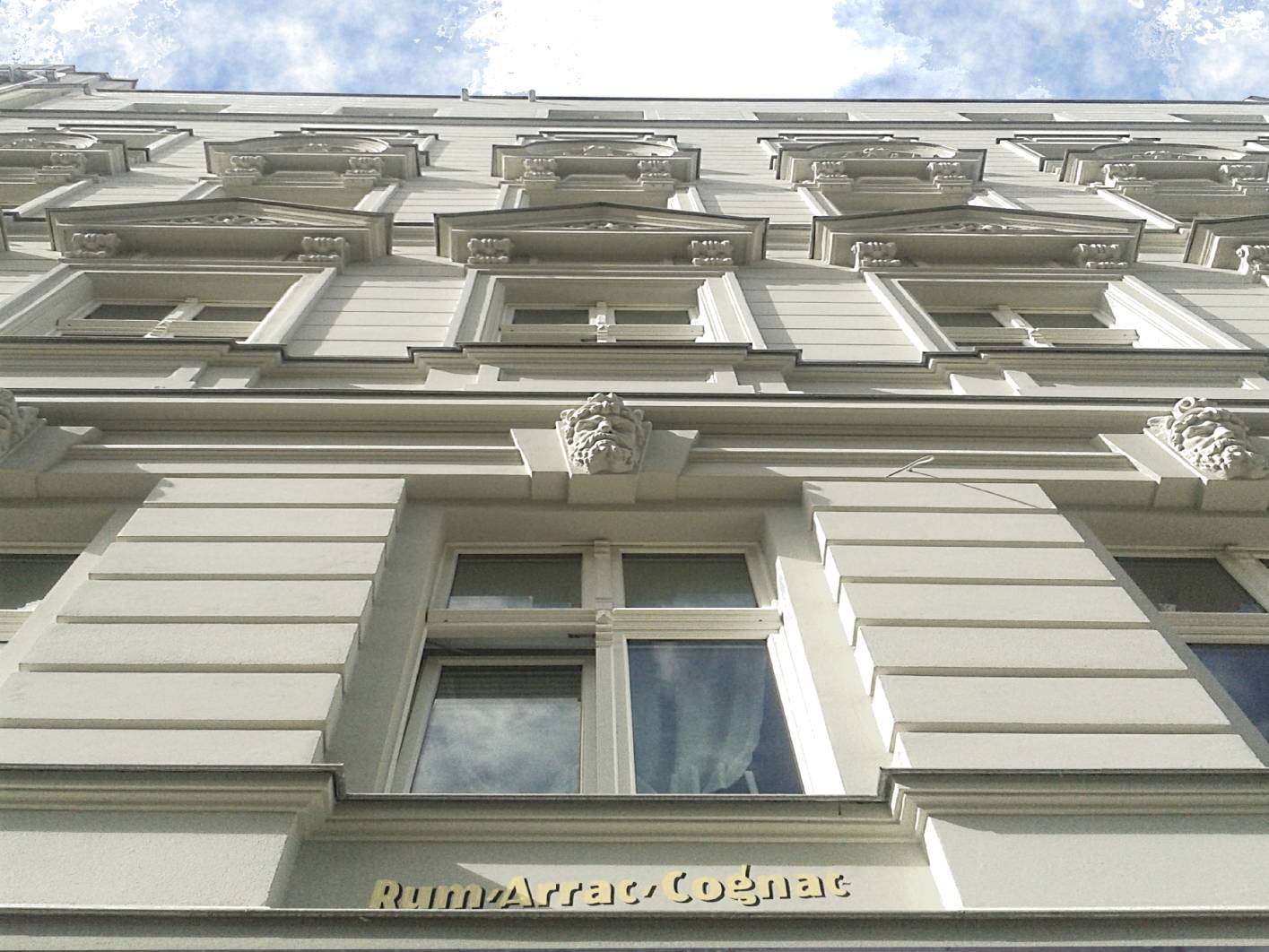 X Sanierung eines Denkmals in Berlin Prenzlauer Berg. Neben den filigranen Ausarbeitungen am Stuck hat der fachbetrieb die Fassade mit Keim Mineralfarben beschichtet. Die historische Werbung wurde übernommen und rekonstruiert. Unter der Rekonstruktion ist das Original erhalten, das mit Japanpapier vor dem Beschichtungsaufbau geschützt wurde. Als Meisterbetrieb hat sich das Unternehmen auf die Herausforderungen im Altbau spezialisiert. So wurden die Berliner Bürgerhäuser in den letzten 130 Jahren mit verschiedene Beschichtungsaufbauten und unterschiedlichen Anstrichsystemen überarbeitet. Leider für dies heute zu Abplatzungen der Farbe, des Putzes oder von Beschädigungen im Stuck. Eine fachgerechte Sanierung mit den Verfahrenskenntnissen wird eine weitere Schädigung der Fassade verhindern. Hier kommt dem Unternehmen restaurierung und gestaltung die Kombination aus Restaurator, Malermeister und Maler entgegen.